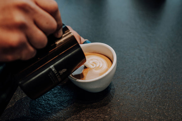 milch aufschäumen cappuccino simon & bearns coffee roasters